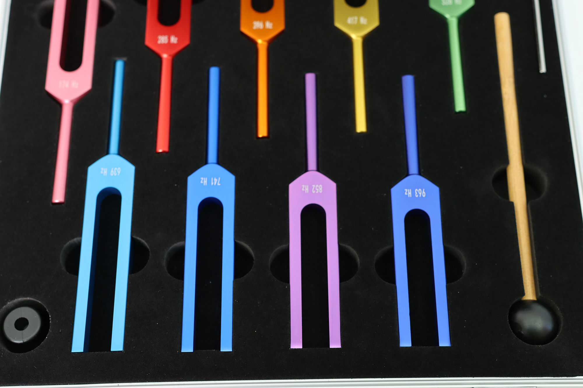 Stimmgabel Set M01, 9 Alu-Stimmgabeln, nach Chacra-Farben, inkl. Klöppel und Koffer