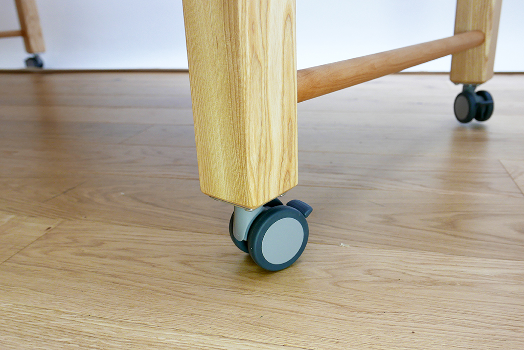 Monochord-Behandlungsliege, Modell MoMo, Esche