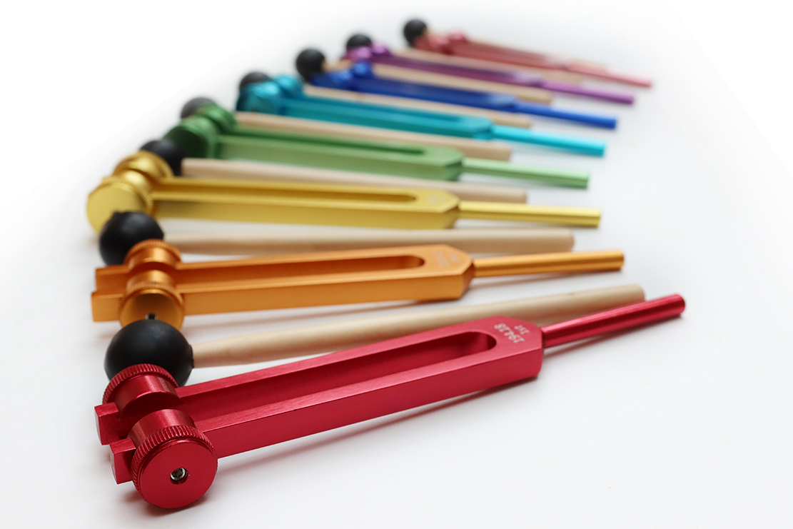 Stimmgabel Set M01, 9 Alu-Stimmgabeln, nach Chacra-Farben, inkl. Klöppel und Koffer