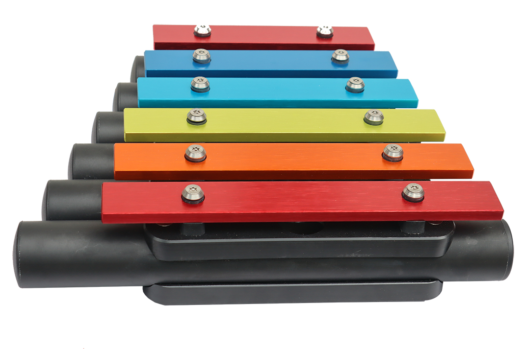 Outdoor-Metallofon RAINBOW, 6 Töne, farbig, C-Pentatonik: C-D-E-G-A, Wandbefestigung