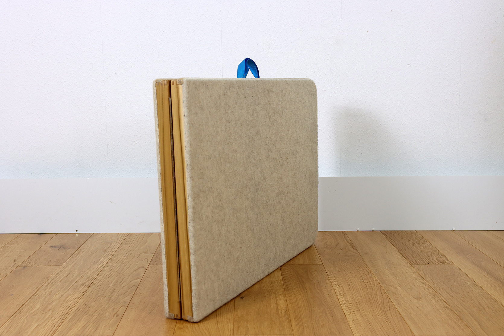 Klangwiegen-Behandlungstisch, Klapptisch, 200 cm lang mit Filz und Stoff-Vorhang (Husse, Skirting)