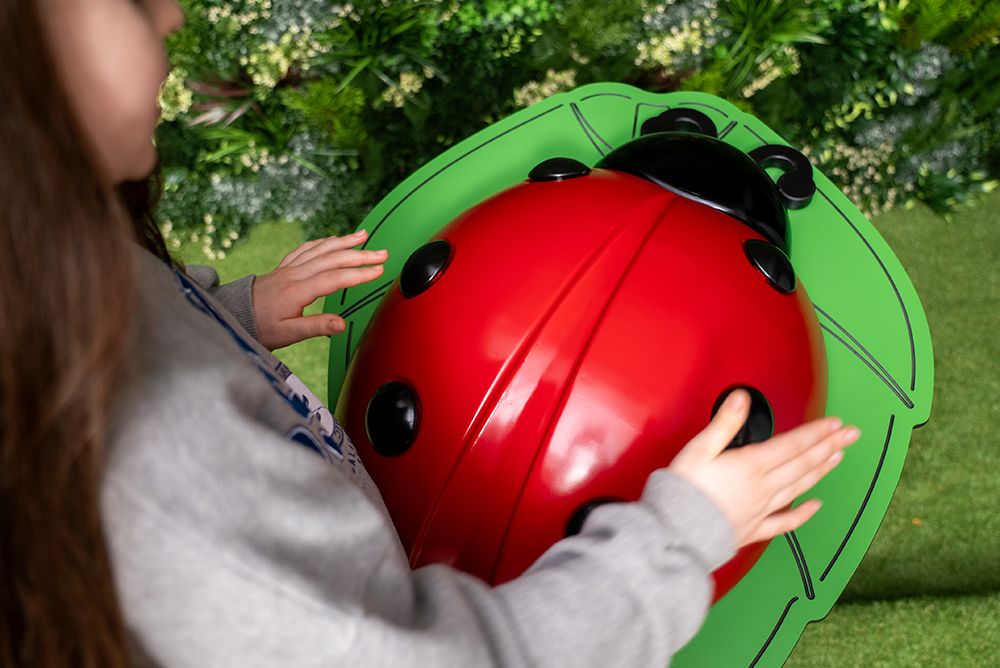 Outdoor-Klangobjekt Marienkäfer, 8 Glockentöne, mit Händen spielbar, C-Dur diatonisch, zum einbetoni