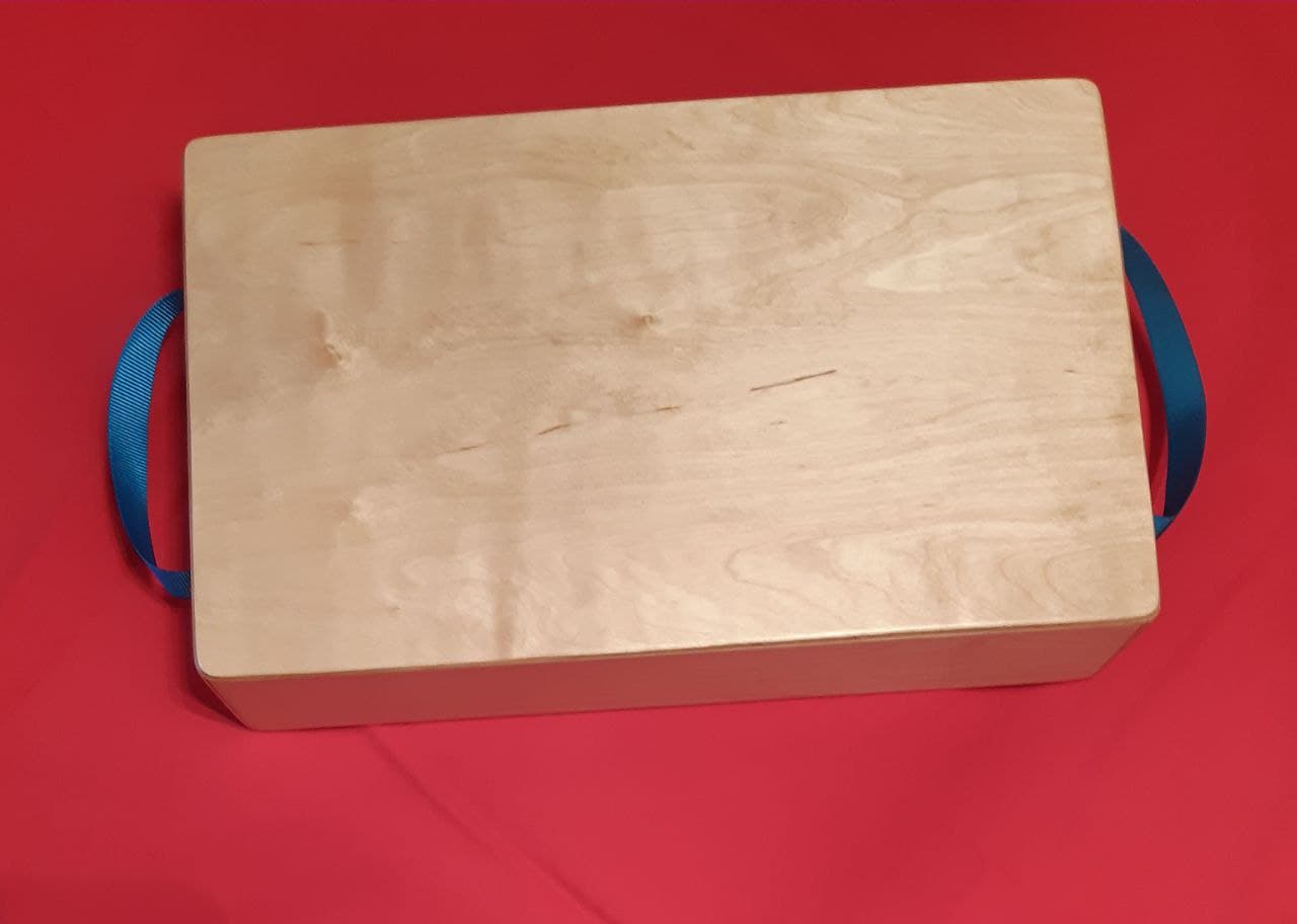 Senso-Cajon, lackiert, 1 Reflexöffnung, mit Griff