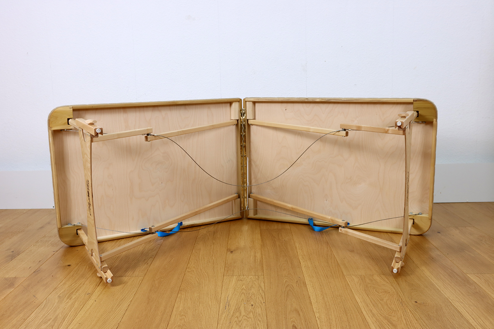 Klangwiegen-Behandlungstisch, Klapptisch, 200 cm lang mit Filz und Stoff-Vorhang (Husse, Skirting)