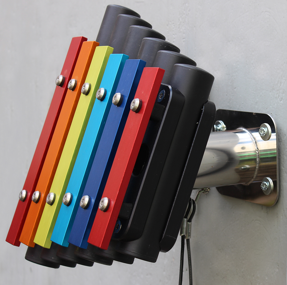 Outdoor-Metallofon RAINBOW, 6 Töne, farbig, C-Pentatonik: C-D-E-G-A, Wandbefestigung
