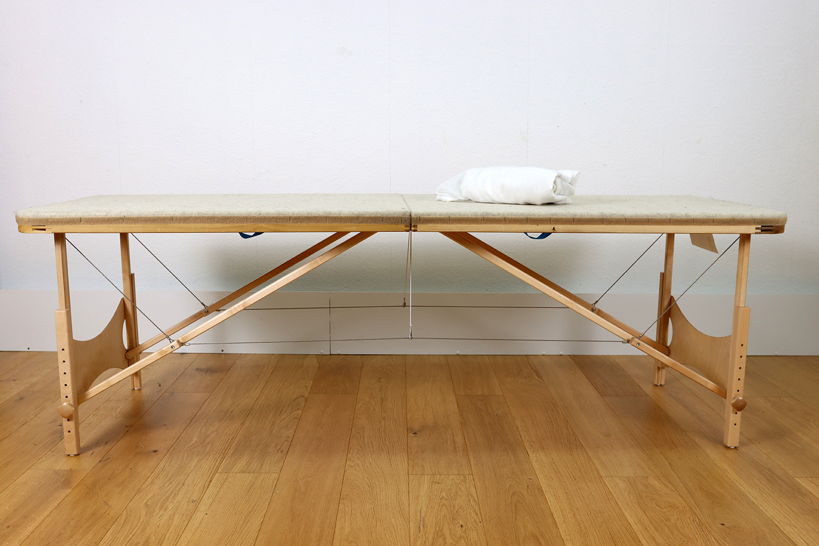 Klangwiegen-Behandlungstisch, Klapptisch, 200 cm lang mit Filz und Stoff-Vorhang (Husse, Skirting)
