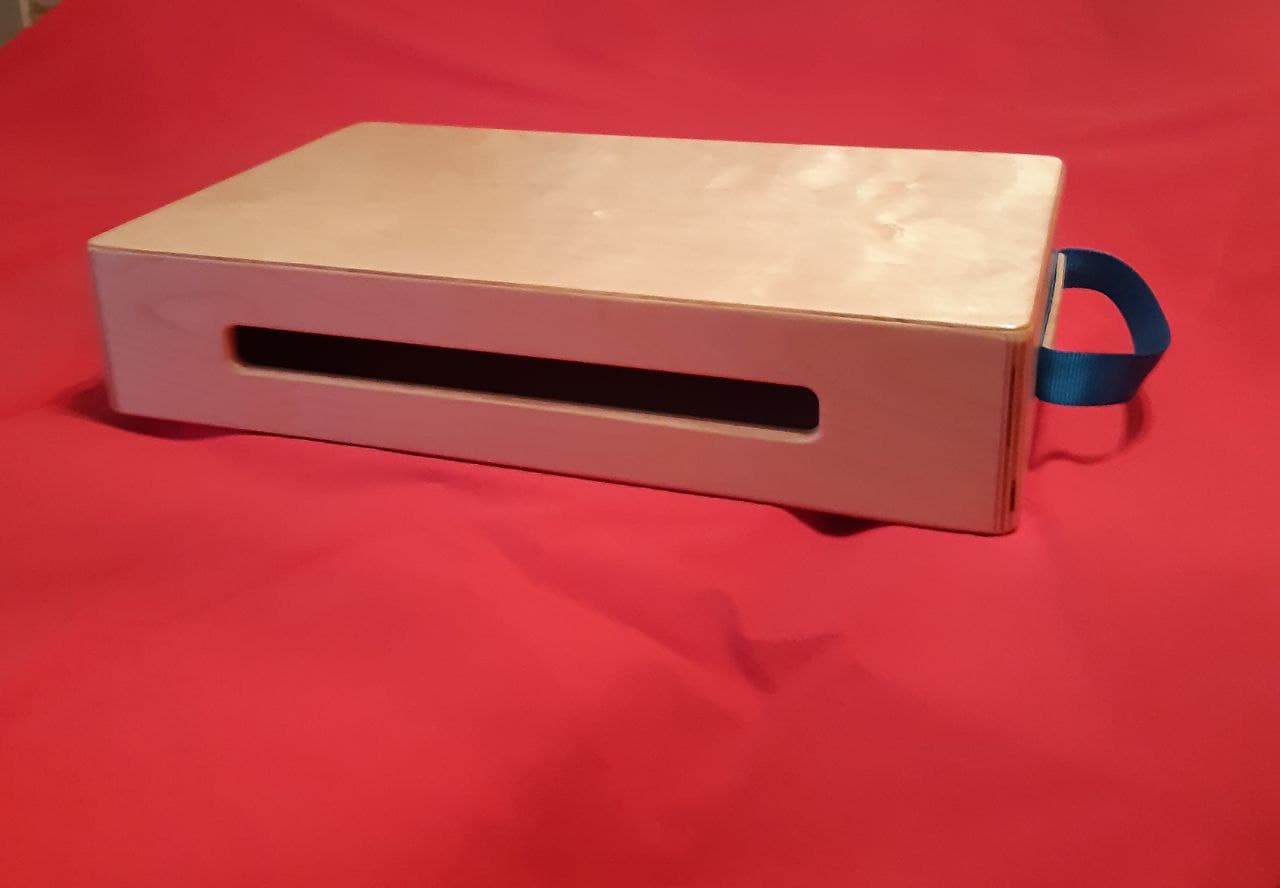 Senso-Cajon, lackiert, 1 Reflexöffnung, mit Griff