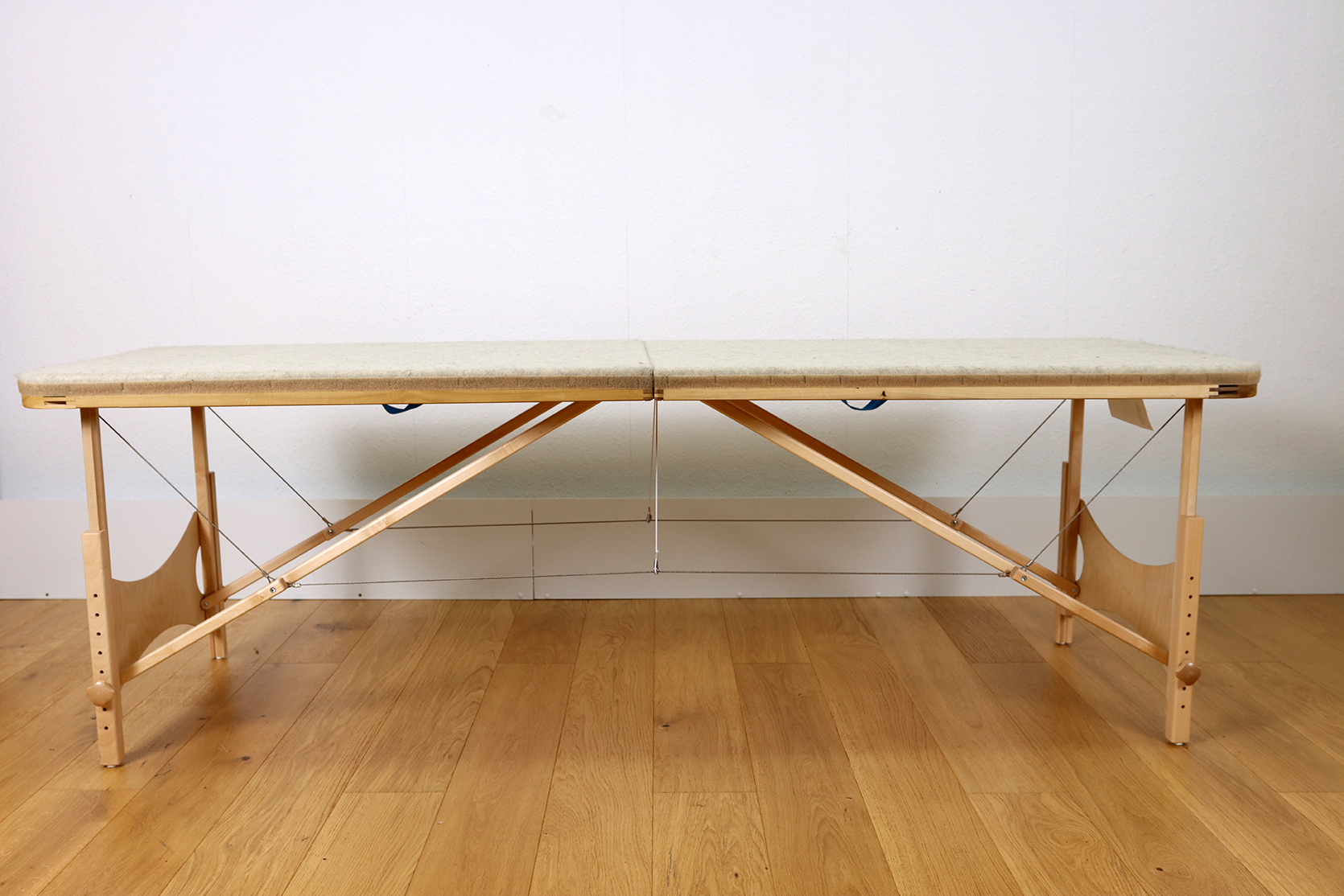 Klangwiegen-Behandlungstisch, Klapptisch, 200 cm lang mit Filz und Stoff-Vorhang (Husse, Skirting)
