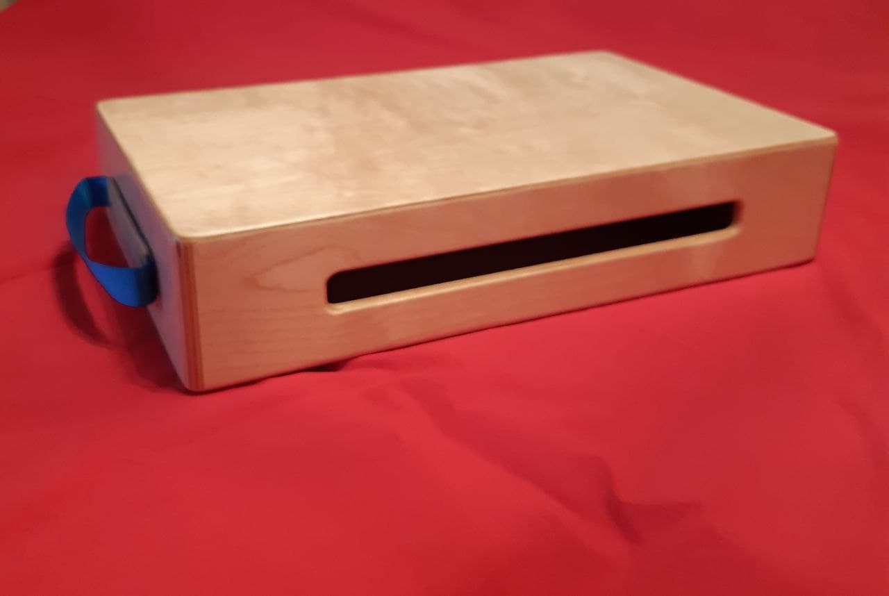 Senso-Cajon, lackiert, 1 Reflexöffnung, mit Griff