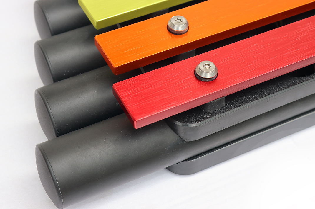 Outdoor-Metallofon RAINBOW, 6 Töne, farbig, C-Pentatonik: C-D-E-G-A, Wandbefestigung