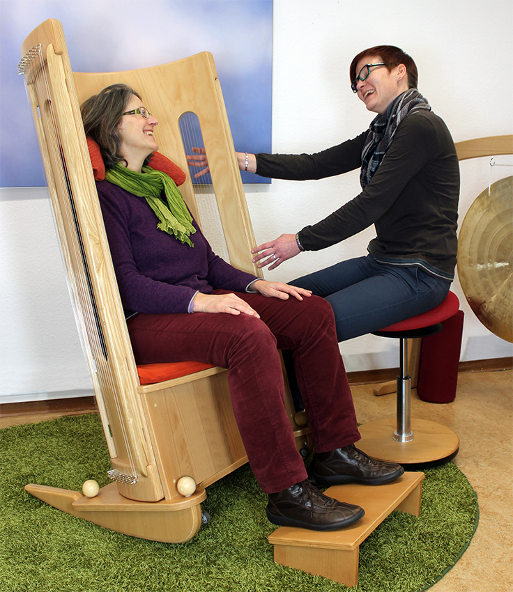 Klangmassage-Schaukelstuhl geölt, langförmiges Greifloch, 140 cm hoch