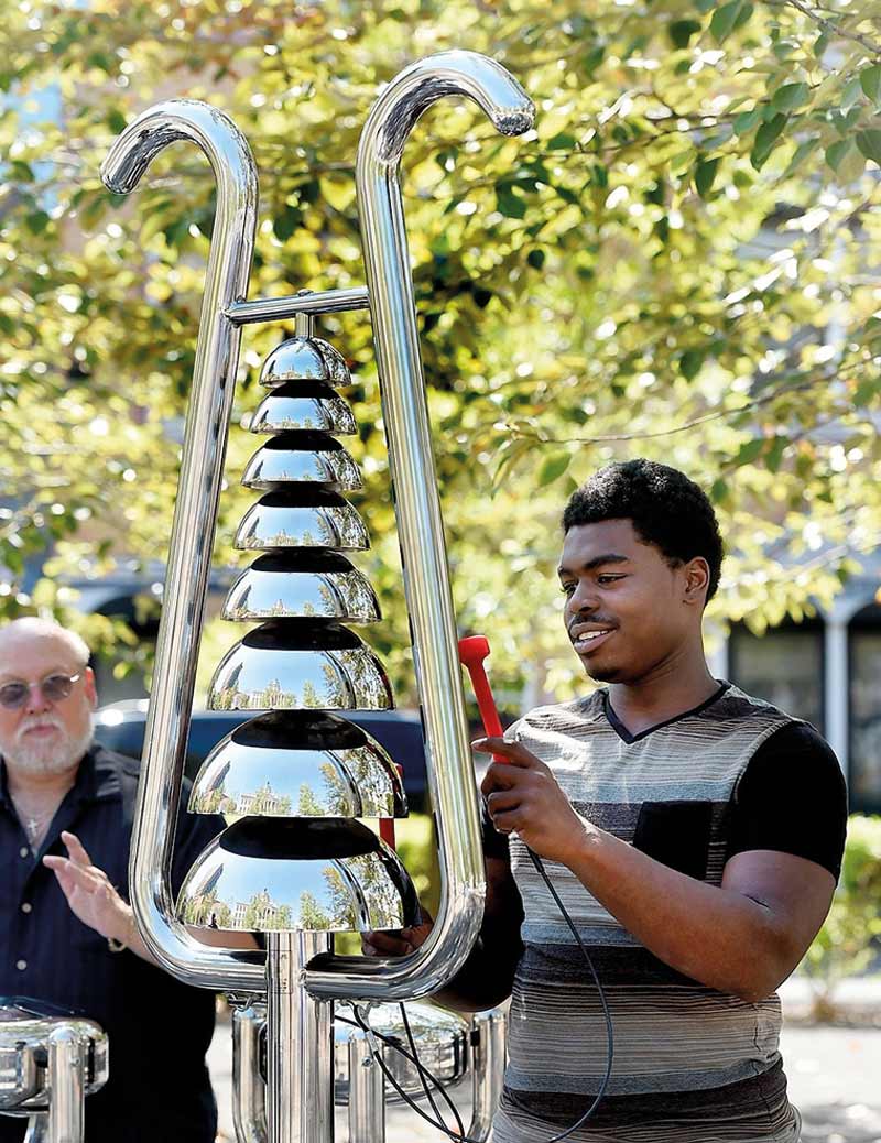 Außenklangobjekt BELL LYRE, Lyra, 8 Glockenschalen, zum Einbetonieren