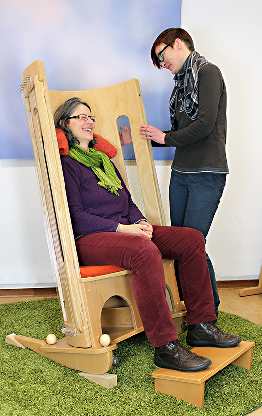 Klangmassage-Schaukelstuhl geölt, langförmiges Greifloch, 140 cm hoch