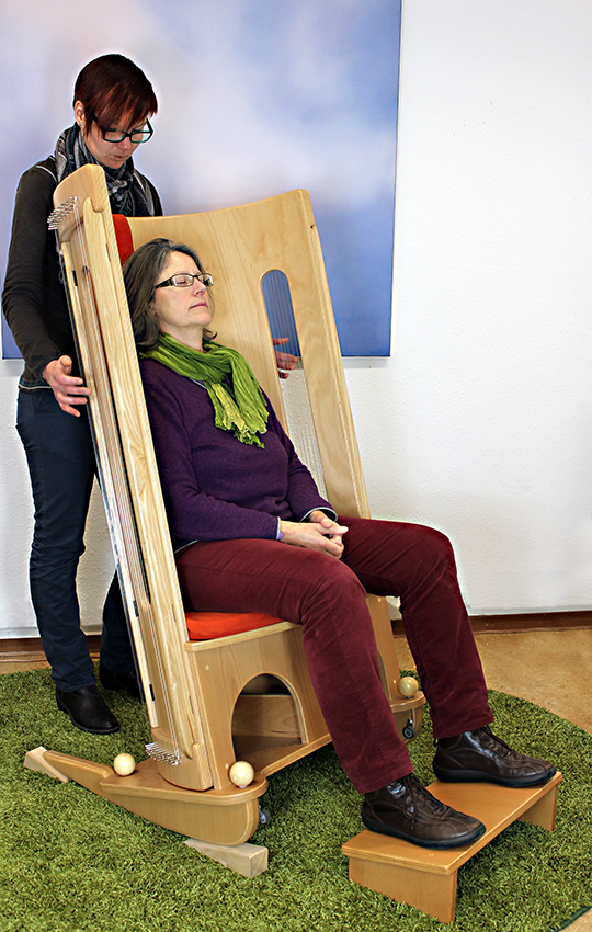 Klangmassage-Schaukelstuhl geölt, langförmiges Greifloch, 140 cm hoch