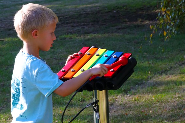 Metallofon „Small-Rainbow“, 6 farbige Klangplatten, Outdoor-Instrument zum Einbetonieren