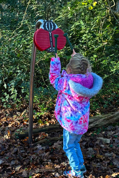 Outdoor-Instrument, Klangkäfer, Blumenkäfer, groß, rote Flügel, zum Einbetonieren