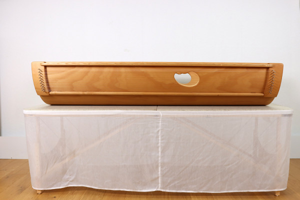 Klangwiegen-Behandlungstisch, Klapptisch, 200 cm lang mit Filz und Stoff-Vorhang (Husse, Skirting)